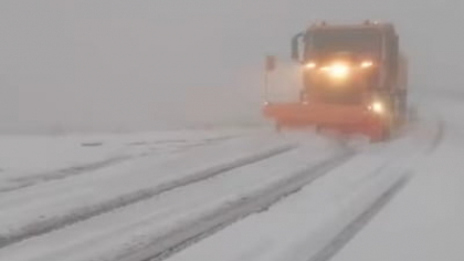 Circulație închisă pe Transfăgărășan din cauza ninsorilor și viscolului. Stratul de zăpadă depășește 30 de centimetri