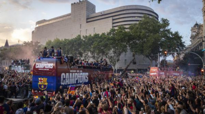 FC Barcelona a sărbătorit succesele din acest sezon pe străzile orașului catalan. Autocarul campionilor a fost înconjurat de suporteri