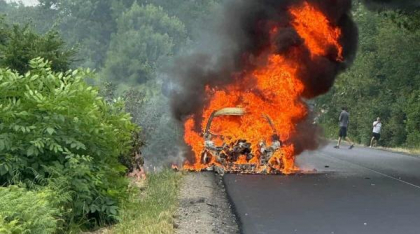 Un BMW de 11.000 de euro a ars ca o torță pe DN58. Șoferul, care a scăpat la limită, de-abia cumpărase mașina
