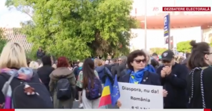 Marș pro-european în mai multe zone din țară. Deja s-au strâns câteva sute de persoane, în Piața Universității, apoi vor porni către Piața Victoriei (VIDEO)