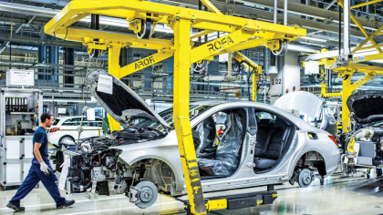 Polonia învinge cea mai mare economie europeană. Din cauza costurilor ridicate cu forţa de muncă din Germania, Mercedes-Benz îşi va muta o parte din producţia uzinei sale din Berlin în Polonia