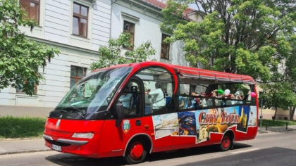 Plimbări de agrement la Oradea cu autobuzul turistic, în weekend. Cât costă o călătorie