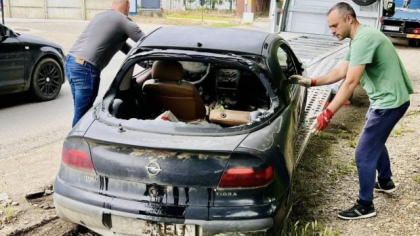 100 de mașini abandonate pe străzi au fost ridicate, urmează încă 300, toate vor deveni proprietatea primăriei, în Bacău
