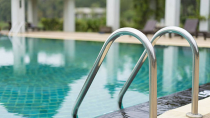 Riscurile de sănătate la care vă expuneți atunci când mergeți la piscină. Ce trebuie să știți înainte de a intra în apă