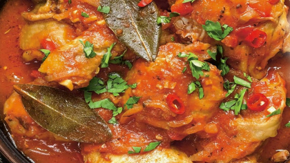 Rețeta delicioasă care va fi gata în mai puțin de o oră! Cum se prepară pulpele de pui cu sos de ardei copți