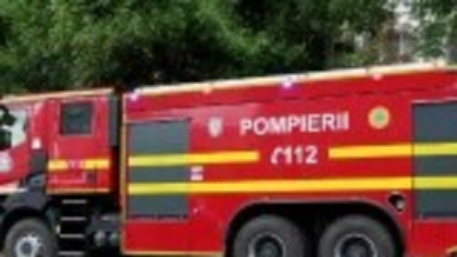 Un pompier beat căruia i-a luat foc apartamentul i-a agresat pe colegii veniți să îl stingă și apoi a atacat trei polițiști