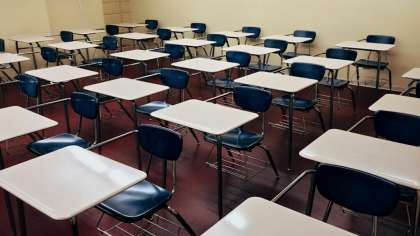 Cum a ajuns statul să penalizeze educația? Busele elevilor costă cât salariile bugetarilor angajați în ultimii zece ani
