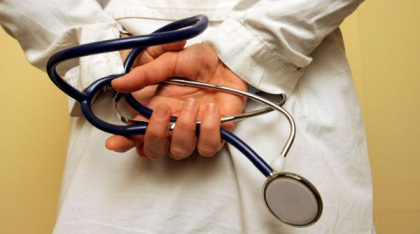 Medici și asistente din București, verificați din cauza manichiurii și bijuteriilor după moartea copiilor infectați la spital în Iași