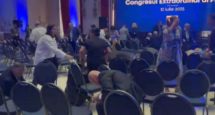 Cea mai curată imagine din politica românească: Ilie Bolojan strângând gunoaiele din sala Congresului PNL