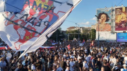 Protestele din Serbia iau amploare. Manifestanții cer alegeri anticipate și au început să ridice baricade
