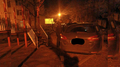 Patru băieți au dat petrecere în stradă, alături de două minore! Cheful s-a încheiat într-un mod incredibil