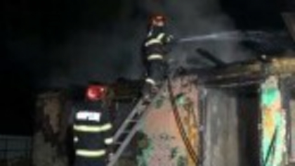 Un copil de 7 ani, găsit carbonizat după ce casa sa a luat foc. Bunica lui e în stare critică la spital
