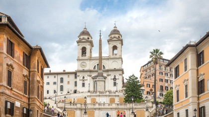 Incident neobișnuit în Italia. Un șofer în vârstă de 80 de ani s-a blocat cu mașina pe treptele Spaniole din Roma