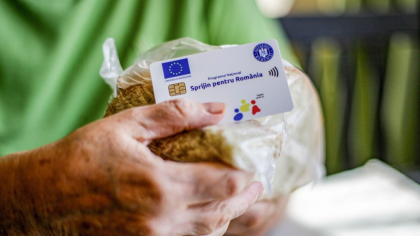 Românii cu venituri mici primesc din nou 250 de lei de la stat pe cardurile sociale. Banii vin în două tranșe