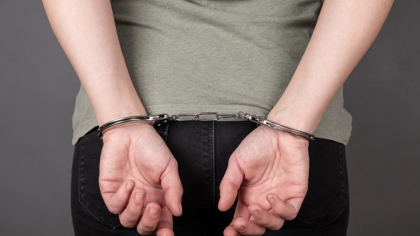 O tânără de 28 de ani, arestată după ce şi-a tâlhărit propria mamă şi fratele pe o stradă din Turda