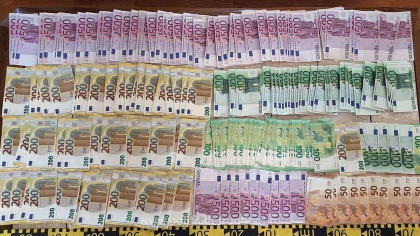 Rețea de falsificare a actelor de identitate, descoperită în România. Peste 100.000 de euro găsiți la percheziții
