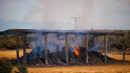 Un fermier și un muncitor au murit, ascunși sub bolovani, după ce au încercat să scape cu mașina de un incendiu uriaș