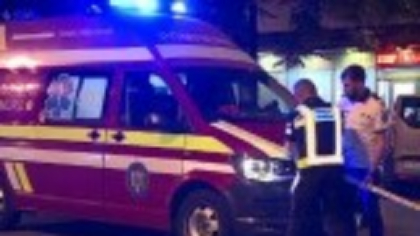 Un copil de 9 ani a fost lovit de o ambulanță SMURD aflată în misiune, în București. Ar fi traversat printr-un loc nepermis