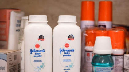 Johnson &amp; Johnson, obligată să plătească aproape un miliard de dolari familiei unei femei care a murit de cancer la 88 de ani