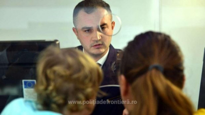 O femeie a zburat de la New York în România cu trei copii între 4 și 12 ani care aveau pașapoarte false și a mințit că e mama lor