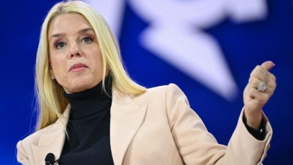Donald Trump îi ia apărarea procurorului general Pam Bondi în legătură cu dosarele Epstein. „Lăsați-o să-și facă treaba”