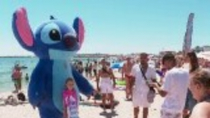 Mascotele care „fac valuri” pe litoralul Mării Negre. Super Mario și Stitch, urmăriți de turiști, dar și de Poliție