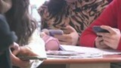 Primele obstacole ale legii „majoratului online”. Copiii ar putea falsifica acordul parental: „Se învață unii pe alții”