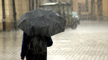 ANM a schimbat prognoza meteo! Avertizările au fost prelungite: când scăpăm de ploi și frig
