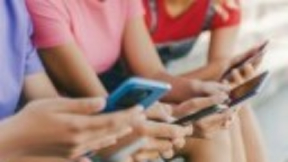 Legătura dintre postatul noaptea și sănătatea mintală, relevată de un studiu. „Excitarea cognitivă”