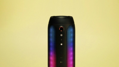 AFLĂ de ce merită să alegi o boxă portabilă cu lumină ambientală integrată!