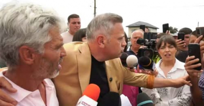Florin Barbu, ministrul Agriculturii, față în față cu legumicultorii revoltați din comuna Lungulețu, Dâmbovița