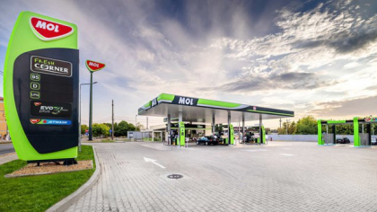 Mol, cea mai mare companie de petrol şi gaze din Ungaria, şi-a cumpărat universitate politehnică de stat care are opt facultăţi, cu peste 20.000 de studenţi, pentru care va plăti 124 mil. euro. “Achiziţia universităţii face parte din strategia noastră pe termen lung de a consolida cooperarea cu învăţămânutl superior.”