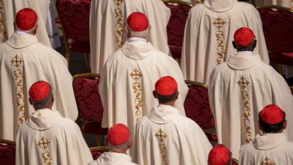 Cardinalii reuniți la Roma pentru a alege un nou papă cer un armistițiu permanent în Ucraina