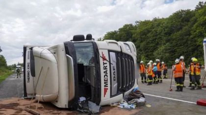 Șofer român de TIR luat cu elicopterul după ce a răsturnat camionul plin cu jumătăți de porc, în Germania