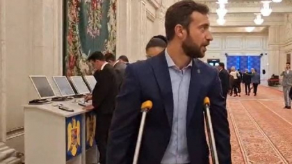 George Simion, absent când Ramona Bruynseels a citit textul moțiunii de cenzură. Un parlamentar AUR a sosit în cârje. PSD nu va vota moțiunea, anunță Sorin Grindeanu