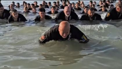Atracția turiștilor la Venus. Sute de luptători au făcut senzație în Marea Neagră VIDEO