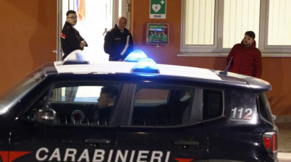 Caz incredibil în Italia. Doi români au fost jefuiți chiar de polițiștii care au intrat peste ei în casă