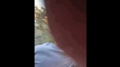 Un tânăr a sărit din trenul aflat în mers spre litoral, sub privirile amuzate ale prietenilor indiferenți