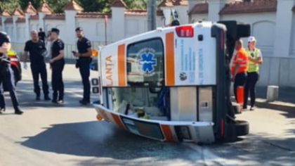 Ambulanță răsturnată lângă Palatul Cotroceni, după impactul cu un autoturism. Cel puțin doi răniți SURSE