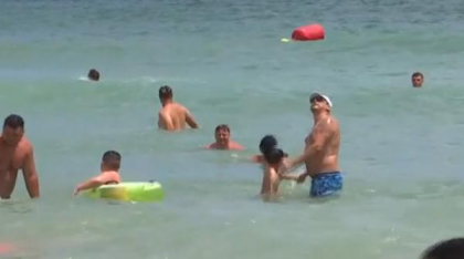 Pericol pe litoral, din cauza vântului: Deși a fost ridicat steagul roșu, turiștii tot intră în apă. Un bărbat, salvat în ultima clipă