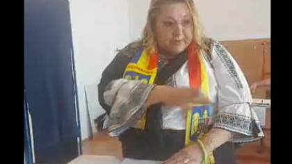 Diana Șoșoacă, circ la secția de votare: „Votați-vă fătălăii, că așa faceți întotdeauna!” VIDEO
