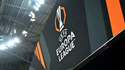 Radu Drăguşin şi colegii săi de la Tottenham au primit medaliile de câştigători ai Ligii Europa şi trofeul. Jucătorul român a avut tricolorul înfăşurat pe el
