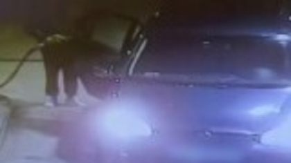 Angajații unei benzinării au oprit pompa când au văzut ce făcea un șofer care începuse să alimenteze. VIDEO