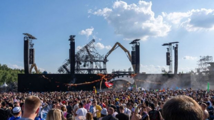 Festivalul Tomorrowland a început, la două zile după ce scena principală a fost mistuită de foc