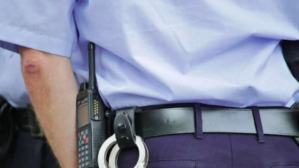 Polițiști, luați la  țintă de un bărbat nervos