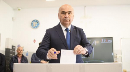 Ilie Bolojan îl felicită pe Nicușor Dan și le mulțumește românilor care au ieșit în număr mare la vot, indiferent de opțiune