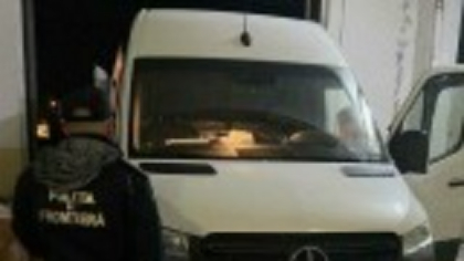 Descoperire de peste 100.000 de euro în Giurgiu în microbuzul unui șofer care transporta dulciuri din Bulgaria. FOTO