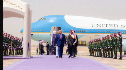 Trump, primit cu avioane de vânătoare și covor mov în Arabia Saudită