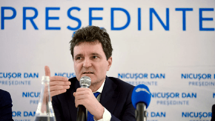 Nicuşor Dan şi-a arătat diploma de Bac în direct şi a spus ce va face cu TikTok şi alte reţele sociale: „Sistemul de educaţie nu e adaptat la lumea pe care o trăim”