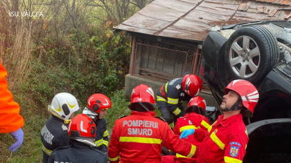Două persoane au căzut într-o prăpastie pe Defileul Jiului. Una dintre ele s-a ales cu multiple traumatisme